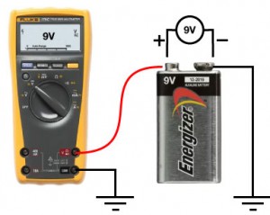 By connecting the negative terminal to ground, now we can measure the voltage over the battery.